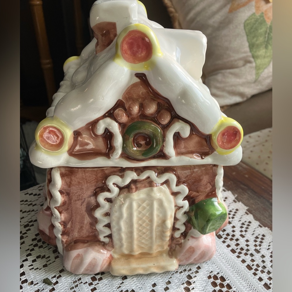 COOKIE JAR Ceramic Ice Cream Candy House - Great Shape